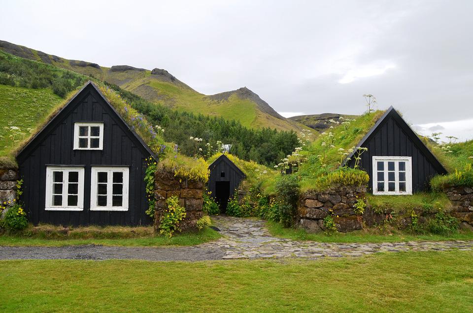 Casas con cubierta vegetal en un paisaje natural