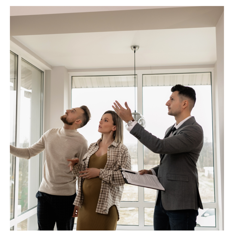 Personas conversando durante una visita a una vivienda