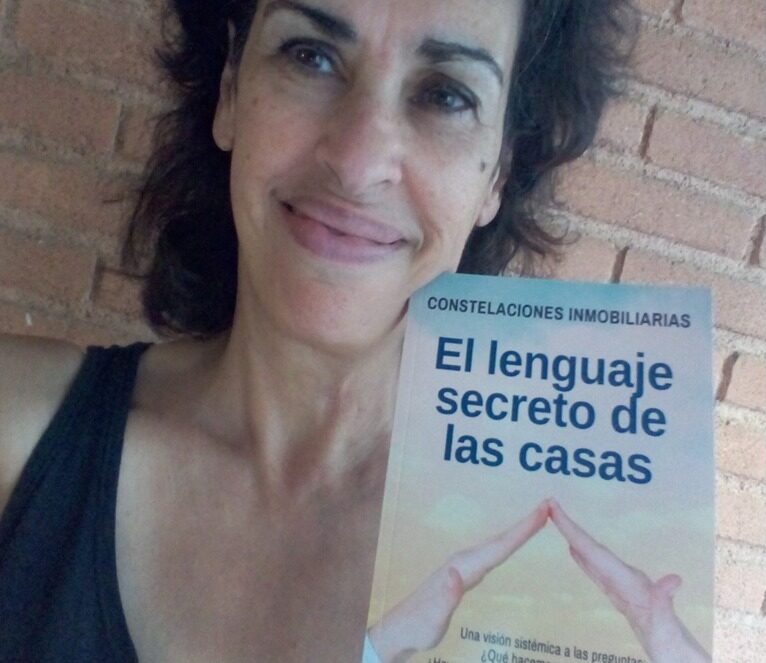 Lola C. Belmonte con su libro El lenguaje secreto de las casas